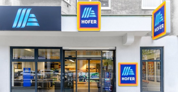 Außenansicht einer Hofer-Filiale in einer österreichischen Stadt