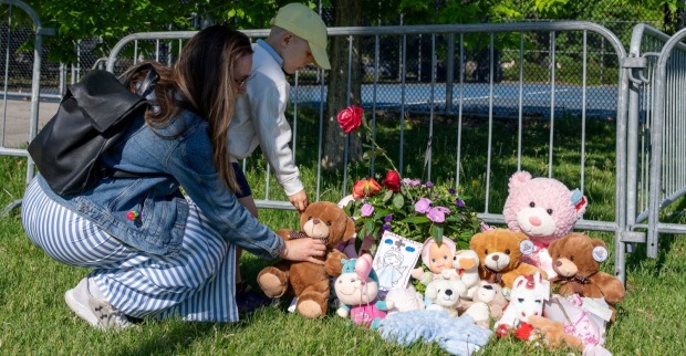 Gedenkstätte mit Stofftieren nach Hüpfburg-Unglück in Montreal – Mädchen stirbt nach Sturm