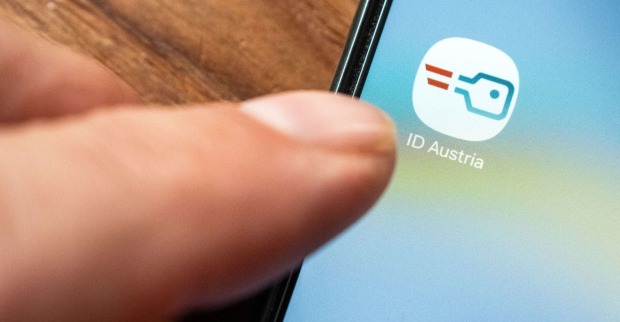 Ein Smartphone zeigt das App-Logo der ID-Austria