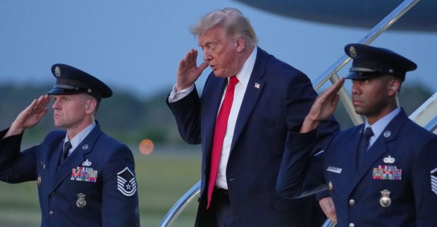 Donald Trump steigt aus dem Präsidenten-Flugzeug der USA