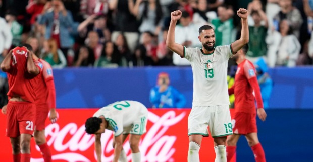 Algerien Spieler jubeln nach Sieg gegen Jordanien bei WM 2026 während jordanische Spieler enttäuscht am Boden stehen