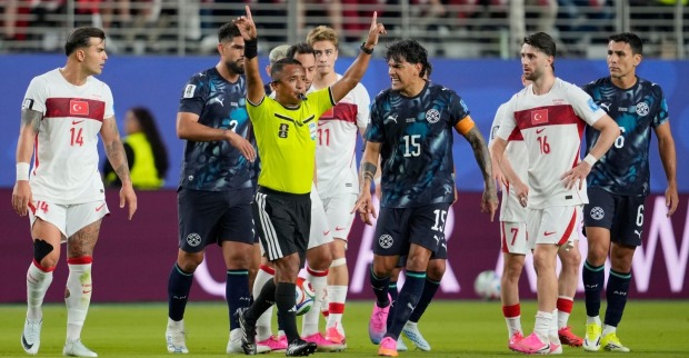 Schiedsrichter Ivan Barton zeigt im WM-Spiel Paraguay gegen Türkei auf eine umstrittene Entscheidung. Die Szene um Miguel Almirón sorgte für Diskussionen und löste später den FIFA-Eklat um Kommentator Jorge Vera aus.