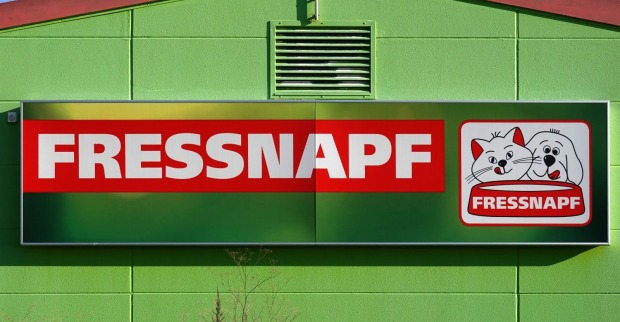 Fressnapf Schild an Filiale wegen Rückruf von Katzenfutter Multifit mit Fremdkörpern