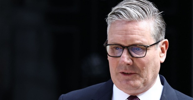 Keir Starmer blickt ernst vor der Downing Street in London, kurz nach seiner Rücktrittsankündigung als britischer Premierminister.