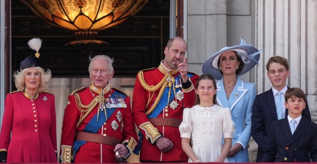 Britische Königsfamilie mit König Charles III., Prinz William, Prinzessin Kate und ihren Kindern am Buckingham-Palast während einer offiziellen Veranstaltung