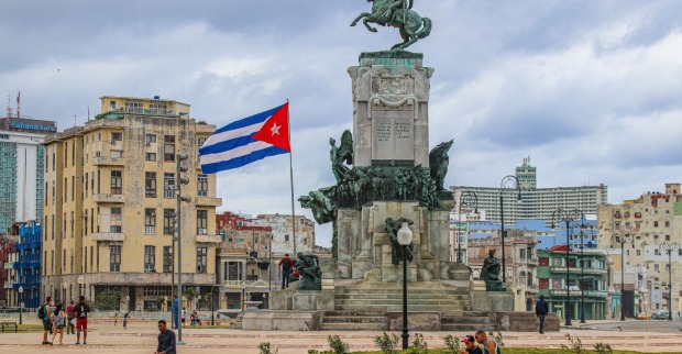 Erdbeben Kuba: Havanna mit kubanischer Flagge und Stadtansicht nach dem Beben der Stärke 6,1.