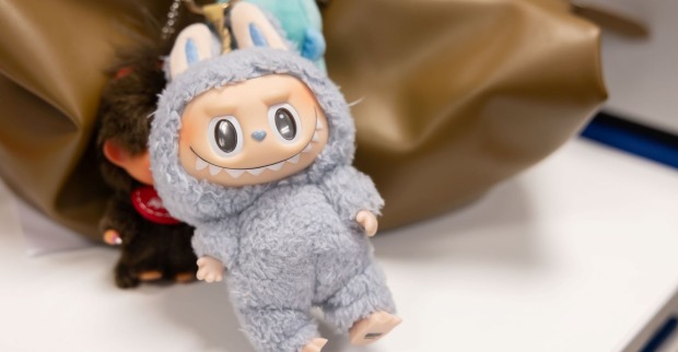 Modell einer Labubu-Figur, welche an einer Handtasche angebracht ist
