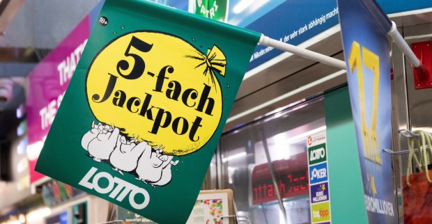 Schild mit „5-fach Jackpot“ in einer Lotto-Annahmestelle bei der Lotto Ziehung in Österreich