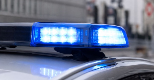 Polizeiauto mit Blaulicht bei Einsatz in Wien nach Attacke auf 14-jährige Jugendliche durch ihren Freund