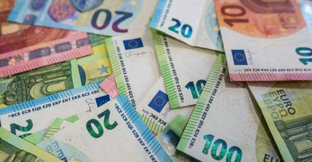 Streuung der Euro - Banknoten in verschiedenen Stückelungen, die Wohlstand, Cashflow und Investitionen symbolisieren.