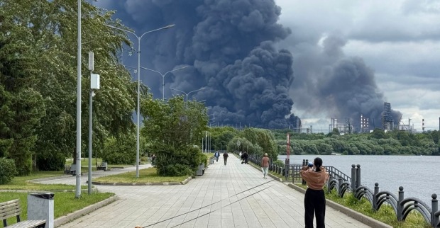 Drohnenangriff auf Moskau: Dichter schwarzer Rauch über brennender Ölraffinerie nach Explosionen nahe der russischen Hauptstadt.