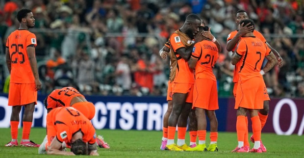Enttäuschte Spieler der Niederlande nach Elfmeterschießen gegen Marokko bei der Fußball-WM 2026