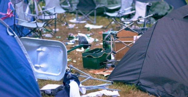 Müll auf einem Festivalgelände