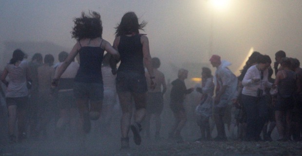 Unwetter beim Nova Rock in Nickelsdorf mit Regen, Sturm und dichtem Nebel, Besucher bewegen sich über matschiges Festivalgelände