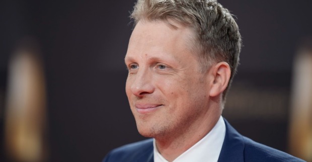 Oliver Pocher bei einem öffentlichen Auftritt auf dem roten Teppich. Der Comedian sprach über den Unfall seines Sohnes und zeigte sich stolz auf dessen Tapferkeit.