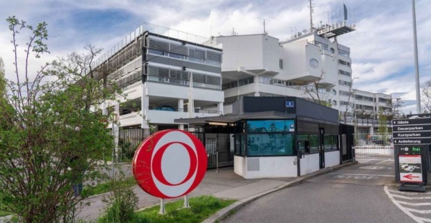 Andi Knoll arbeitet als ORF-Moderator im ORF-Zentrum in Wien. Das Bild zeigt das Gelände des ORF mit dem markanten roten ORF-Logo vor dem Gebäude.