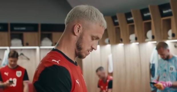 Österreichisches Nationalteam in der Kabine schaut auf Smartphones und verpasst im IMMOunited-Werbespot den Anpfiff