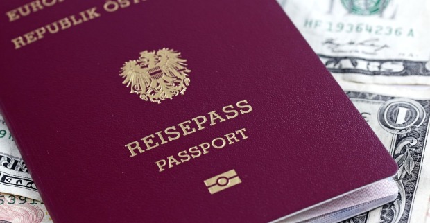 Österreichischer Reisepass im neuen Design mit Adler-Wappen auf Geldscheinen als Hintergrund, Symbol für Sicherheit und internationale Reisefreiheit