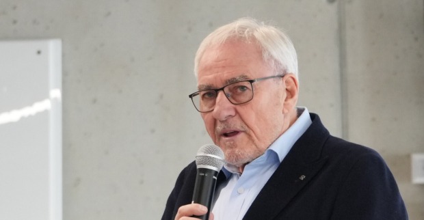 Pius Strobl ORF Manager bei Auftritt mit Mikrofon während laufender Compliance-Untersuchung freigestellt