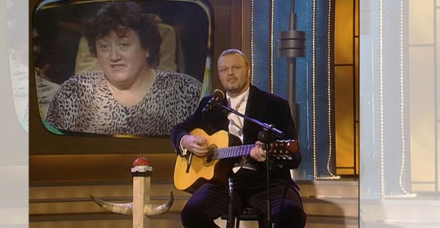 Einspieler von Regina Zindlers Spruch Maschendrahtzaun in einer Sendung von TV-Total aus dem Jahr 1999