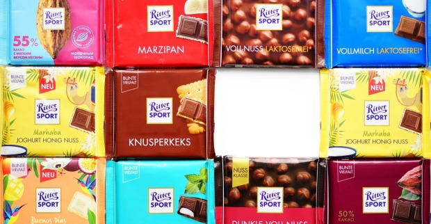 Ritter Sport Schokoladensorten im Regal – Überblick über verschiedene Tafeln der Marke, während die Einhorn-Schokolade als Comeback geplant ist