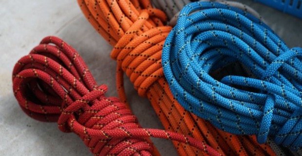 Zusammengerollte Seile beim Rope Jumping. Tödlicher Rope-Jumping-Unfall in Brasilien: Eine 21-jährige Studentin stürzte rund 40 Meter in die Tiefe, nachdem sie offenbar nicht mit dem Sicherungsseil verbunden worden war.
