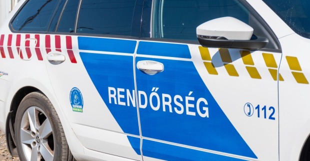 Seitenansicht eines Ungarischen Polizeiwagens.