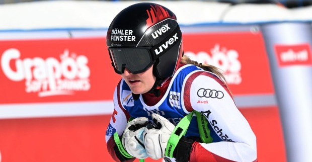 Die österreichische Skirennläuferin Vanessa Nußbaumer im Zielraum eines Rennens