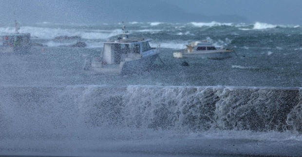 Wellington Sturmflut mit hohen Wellen und starkem Wind, Boote im rauen Meer an der Küste Neuseelands