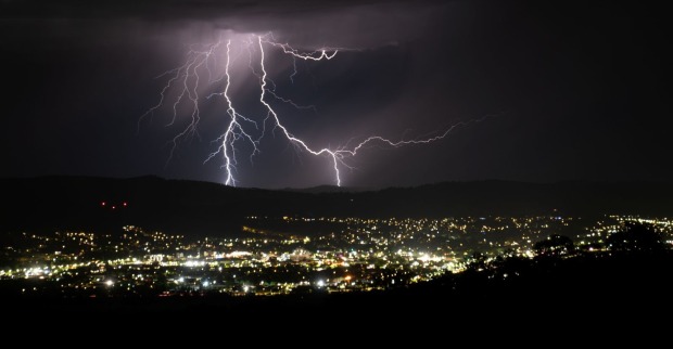 Gewitter über einer Stadt