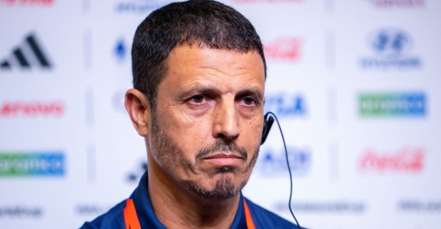 Jordaniens Nationaltrainer Jamal Sellami auf der Pressekonferenz vor dem WM-Spiel gegen Österreich