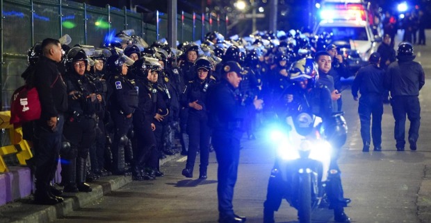 Mexikanische Polizisten in voller Kampfmontur mit Schutzschilden und Helmen sichern eine Straße im Vorfeld der WM 2026