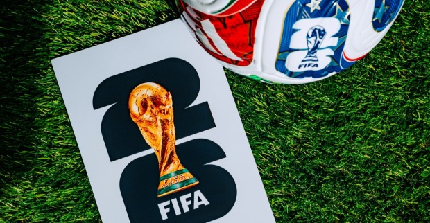 Detail der FIFA World Cup 2026 Offizielle Match Ball Textur auf professionelle Pitch.