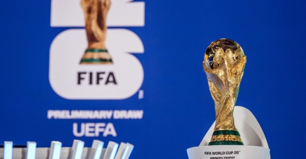 Fifa Weltmeisterschaftstrophäe vor der Gruppenauslosung in Zürich.