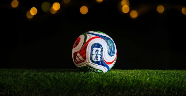 Offizieller Spielball der WM 2026 liegt in einem dunklen Stadion.