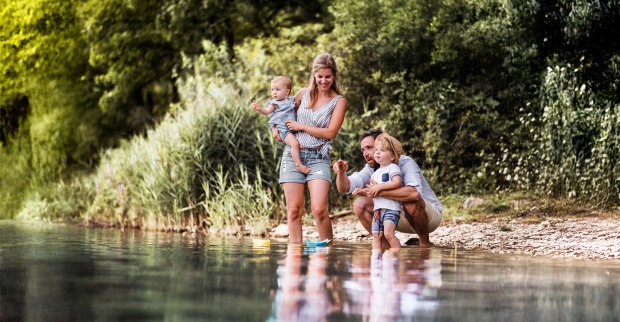 Junge Familie am Ufer eines Sees | Credit: Hotel Auszeit