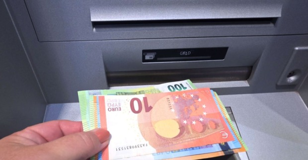 Bankomat mit Euro-Banknoten: Immer mehr Geldautomaten in Österreich geben pro Behebung nur noch 200 Euro statt 400 Euro aus.