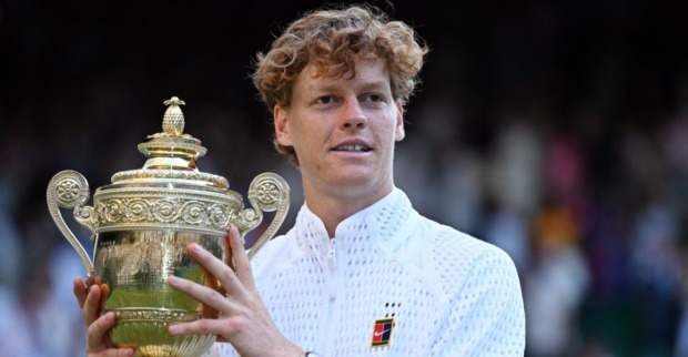 Jannik Sinner präsentiert nach seinem Finalsieg gegen Alexander Zverev die Wimbledon-Trophäe und feiert die erfolgreiche Titelverteidigung beim Grand-Slam-Turnier 2025.