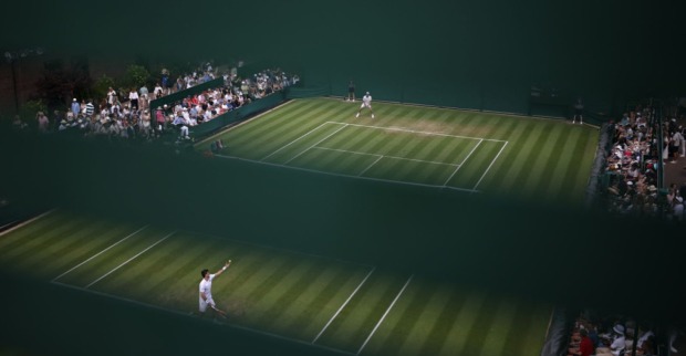 Sebastian Ofner beim Aufschlag auf dem Rasen von Wimbledon während seines Zweitrunden-Matches gegen Hubert Hurkacz beim Grand-Slam-Turnier 2025.