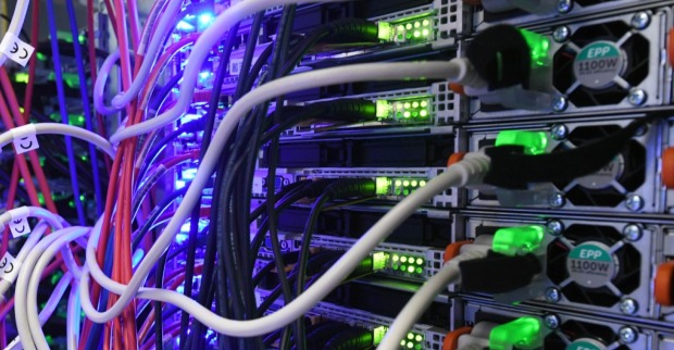 Rechenzentrum in Nickelsdorf: Server-Racks mit Netzwerkverkabelung symbolisieren das geplante Datencenter im Burgenland.