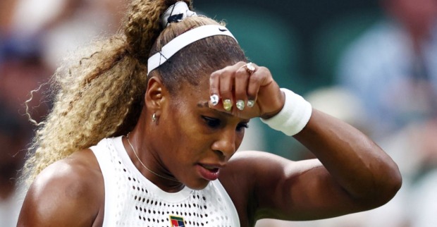 Serena Williams wischt sich während ihres Wimbledon-Comebacks den Schweiß von der Stirn. Die Tennis-Legende wirkte nach ihrer Erstrunden-Niederlage sichtlich erschöpft.