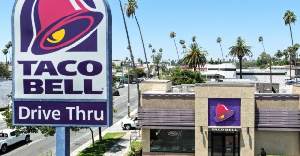 Taco-Bell-Filiale in den USA: Die Fast-Food-Kette steht nach einem Cyclosporiasis-Ausbruch durch kontaminierten Eisbergsalat im Fokus der Gesundheitsbehörden.