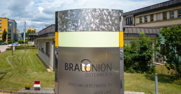 Brau Union Österreich Firmengebäude in Linz mit Logo am Eingang während laufendem Kartellverfahren