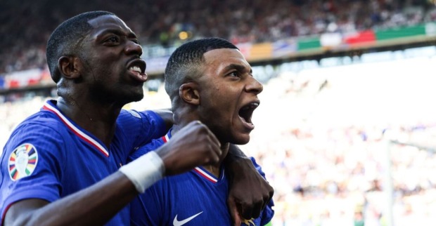 Kylian Mbappe und Ousmane Dembele jubeln im Frankreich-Trikot während eines WM-Spiels nach einem Torerfolg gegen Marokko