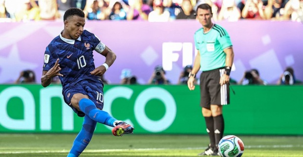 Kylian Mbappe am Fußballfeld.