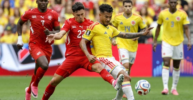 Spielszene aus Schweiz gegen Kolumbien im WM-Achtelfinale 2026 mit Zweikampf um den Ball