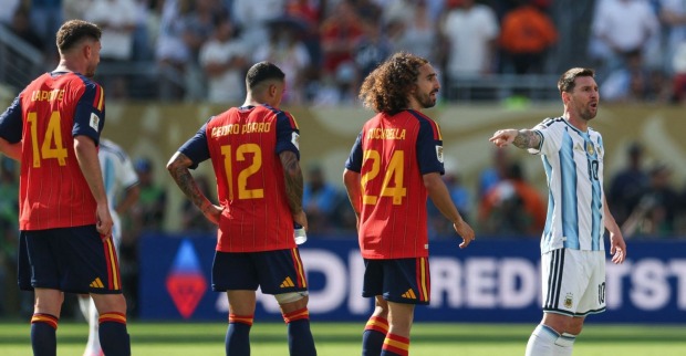Marc Cucurella von Spanien und Lionel Messi von Argentinien während dem Finale