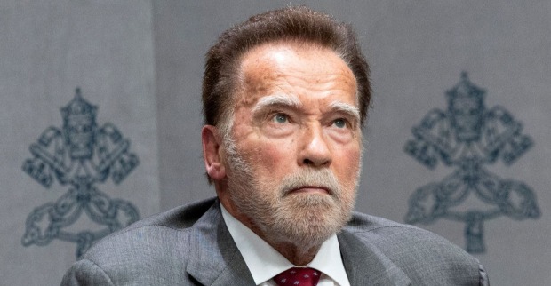 Arnold Schwarzenegger bei einem öffentlichen Auftritt kurz vor seinem 79. Geburtstag im grauen Anzug und mit ernstem Blick.