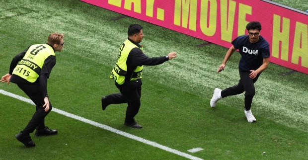 Belgien vs. Senegal: Plötzlich stürmen gleich drei Fans auf den Rasen.
