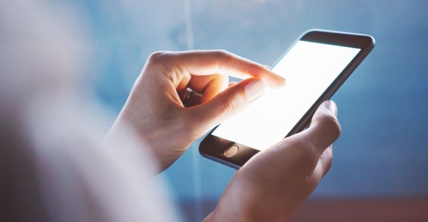Hand bedient Smartphone Display: A1 stellt bob ein und stellt Kunden automatisch auf A1 um